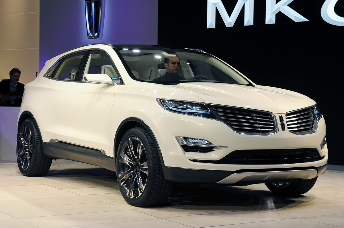 Новый кроссовер MKC призван помочь Lincoln значительно увеличить продажи и привлечь новых покупателей.
Очередным пополнением в нем уже скоро может стать модель MKC, показанная в виде концепт-кара в Детройте. Это будет самый компактный кроссовер в истории Lincoln.