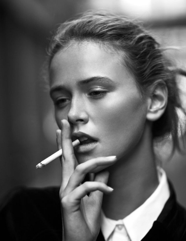 Девушка с сигареткой
