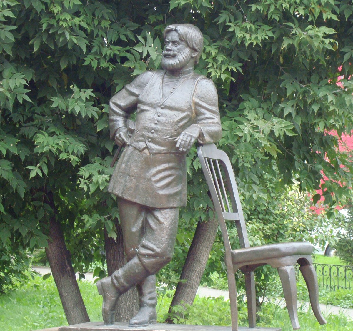 памятник мебельщику в красноярске фото