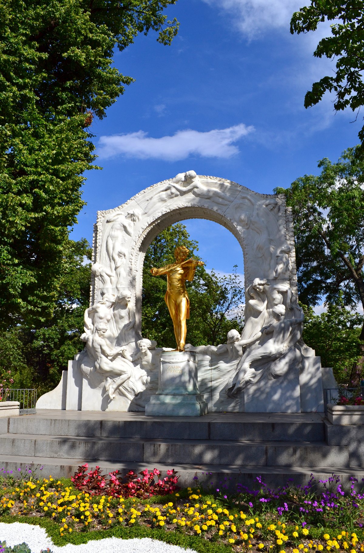 памятник штраусу в вене фото