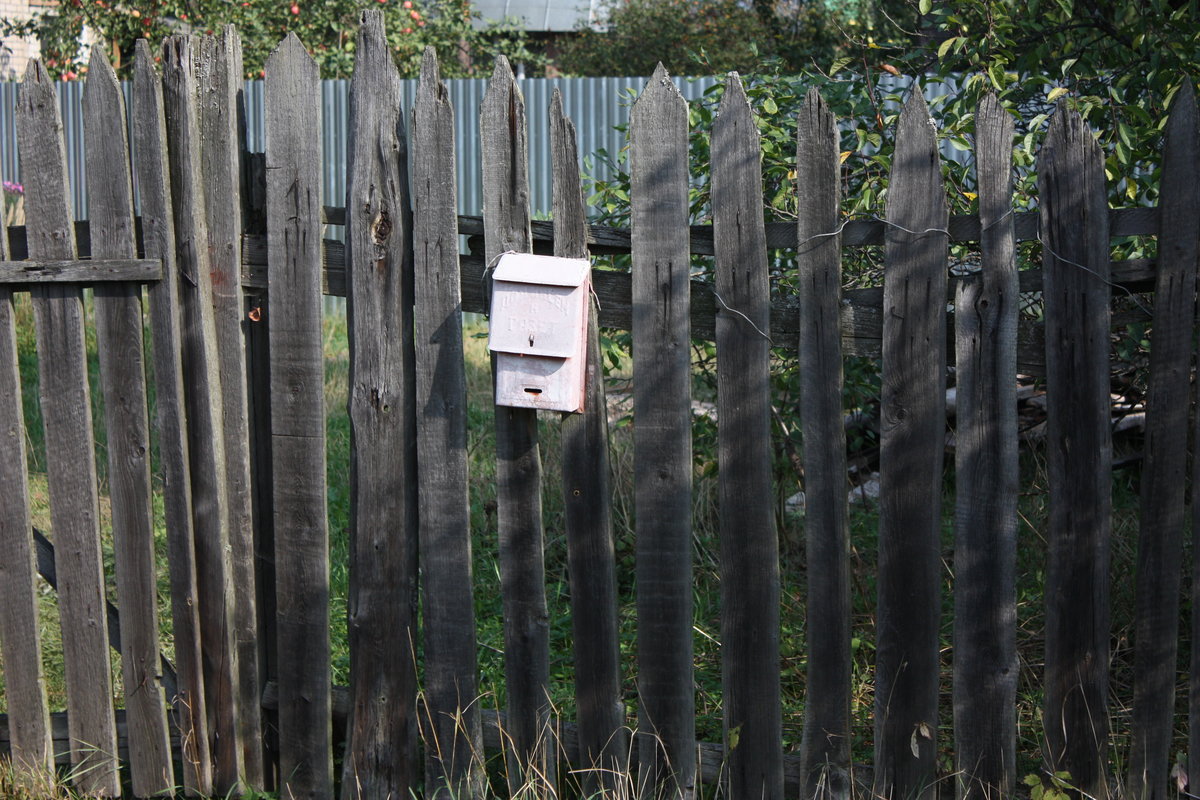почтовый ящик на заборе фото