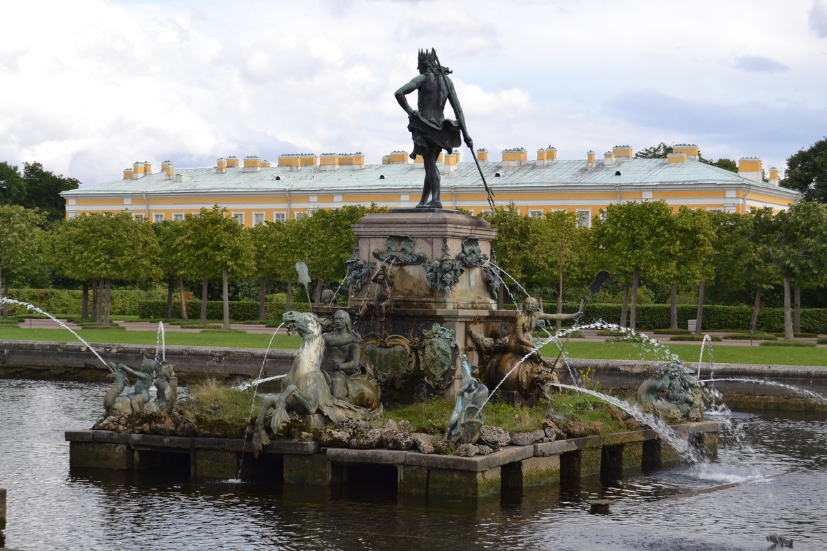 фонтан нептун в петергофе фото