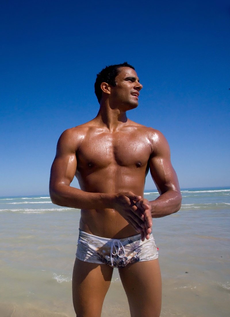 Парень наслаждается загорелой латинкой