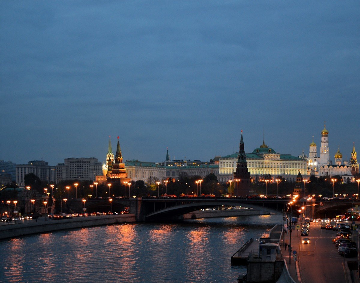 кремлевская набережная москва ночью фото