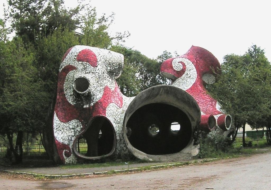 автобусные остановки в пицунде церетели фото