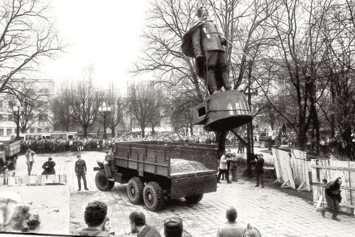 памятник черняховскому в вильнюсе фото