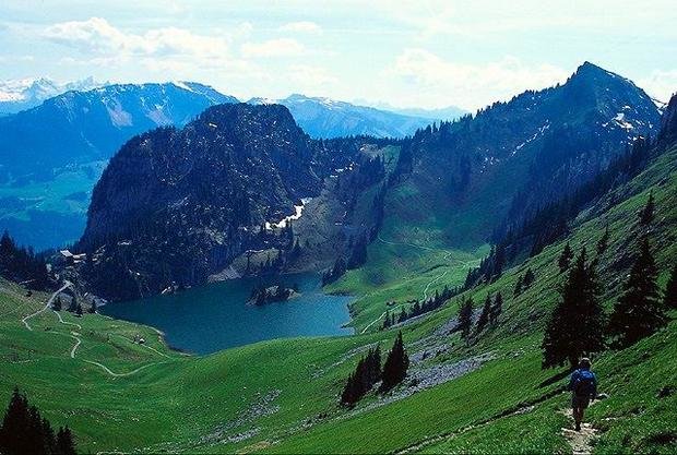 озеро зееальп, швейцария фото