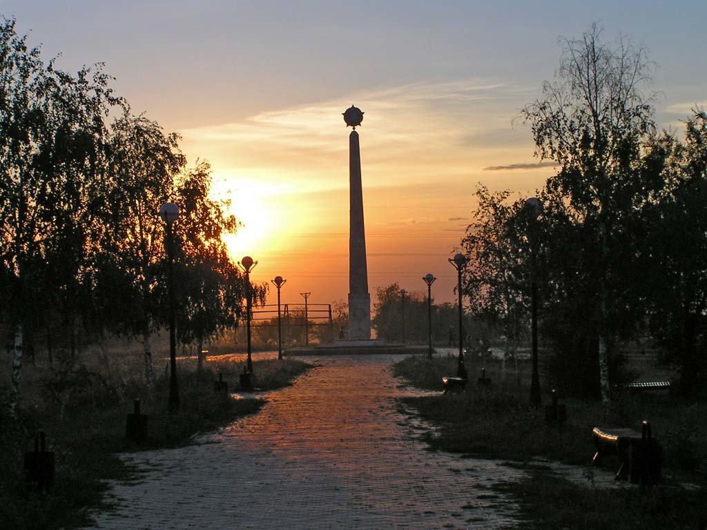 памятник обелиск минину и пожарскому в нижнем фото
