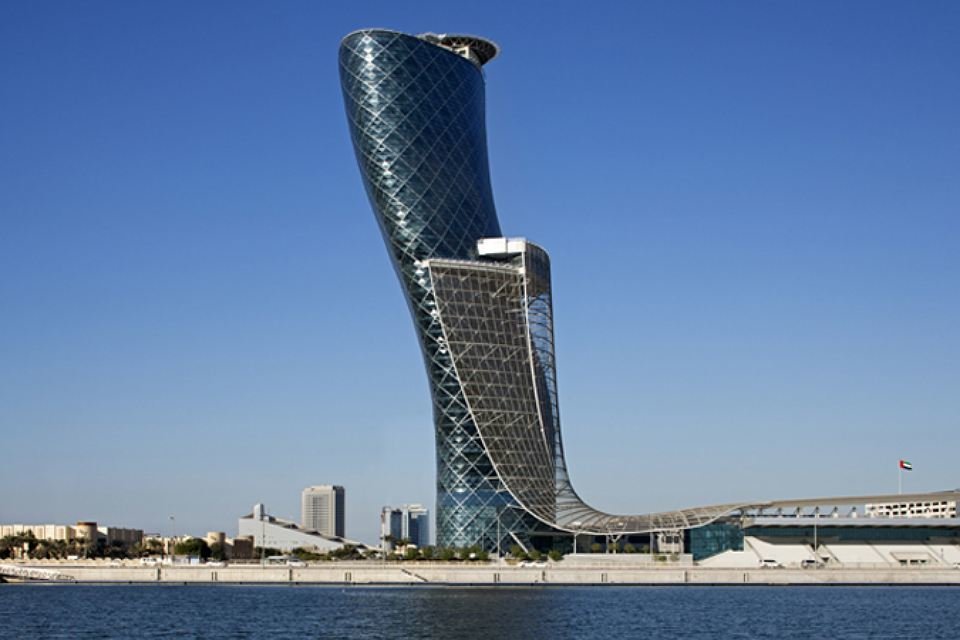 capital gate в абу даби фото