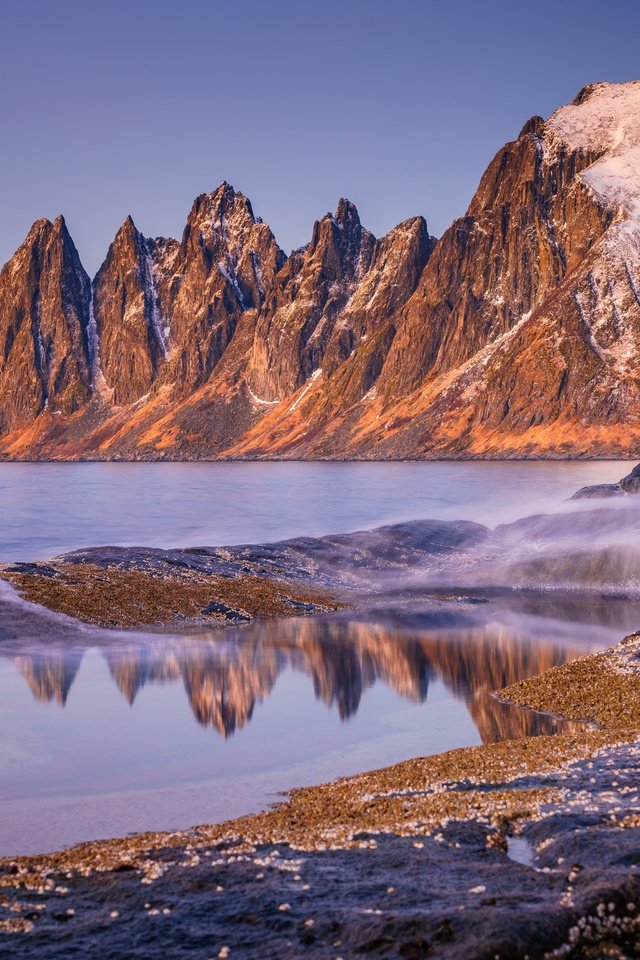 Норвежский закат, Сергей Семенов для «AirPano».

Солнце на прощанье освещает скалы и уходит за горизонт.