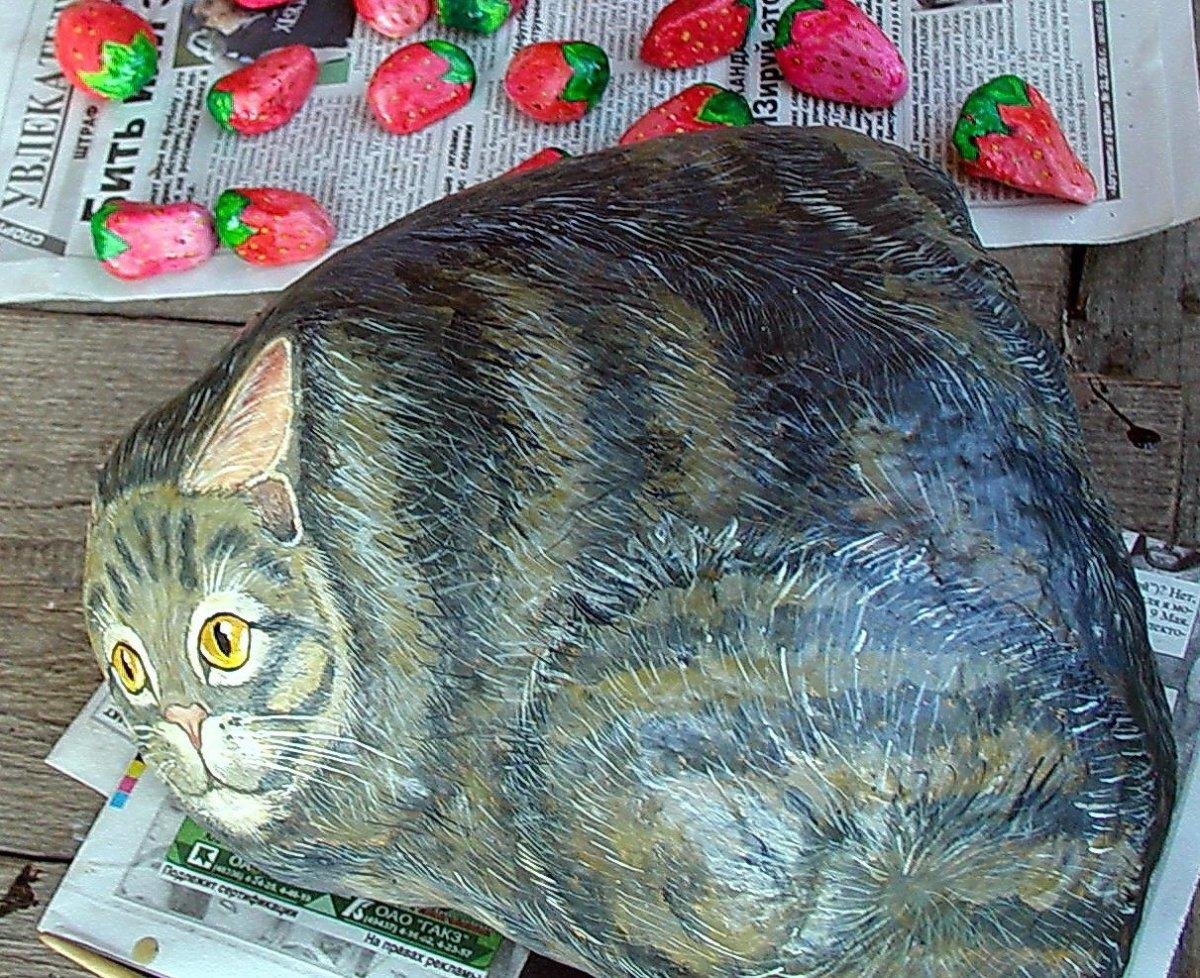 кот разрисованный на камне фото