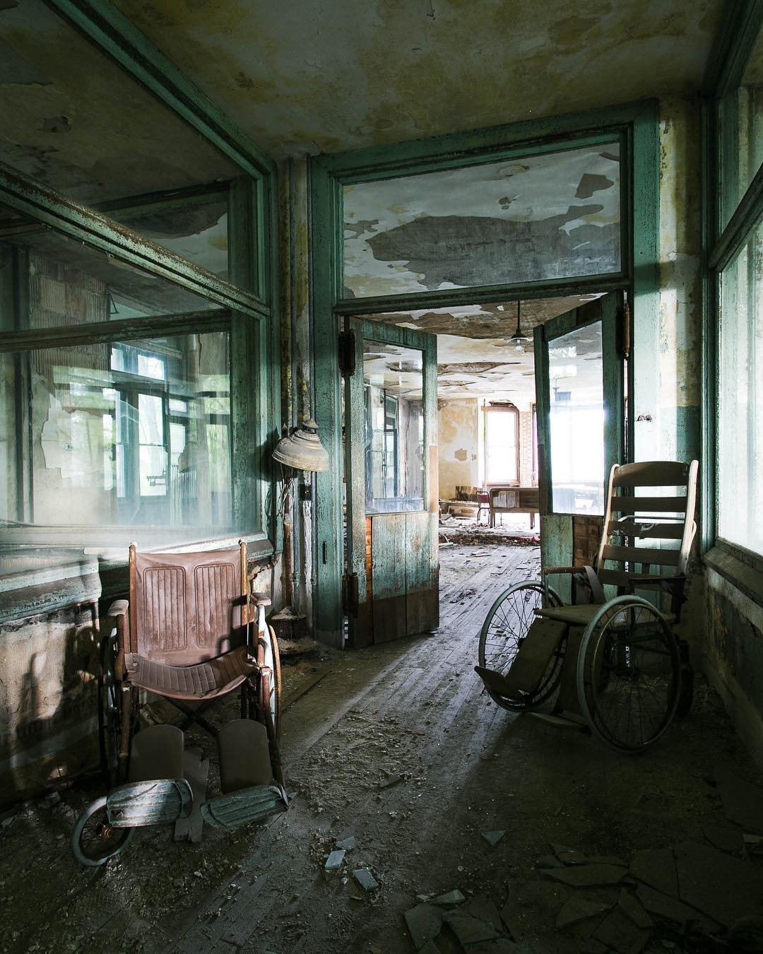 заброшенный госпиталь (abandoned hospital red) фото