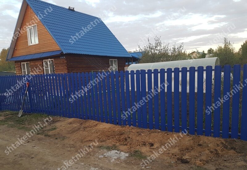 забор штакетник синий фото