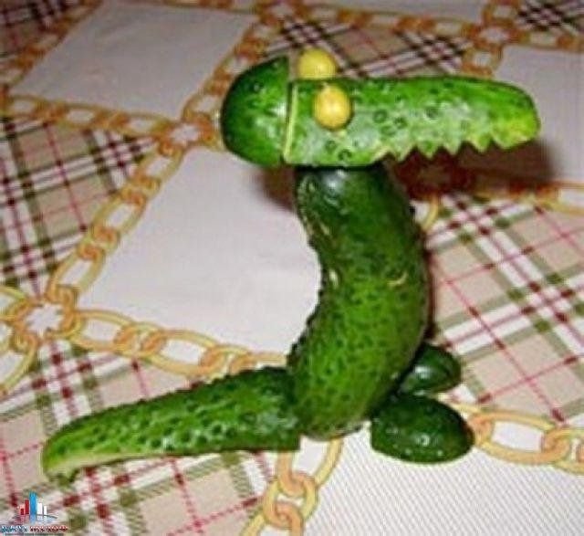 Красавица при помощи огурца развлекла сама себя