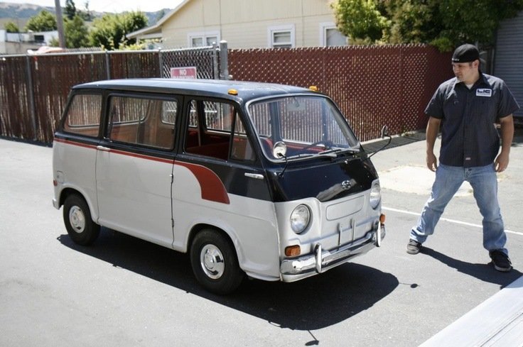 subaru 360 рядом с человеком 