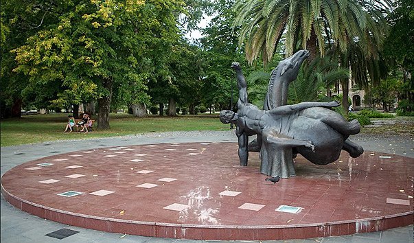 памятник махаджирам сухум фото