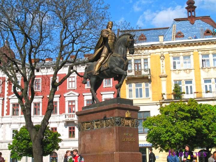 памятник даниилу галицкому во львове фото