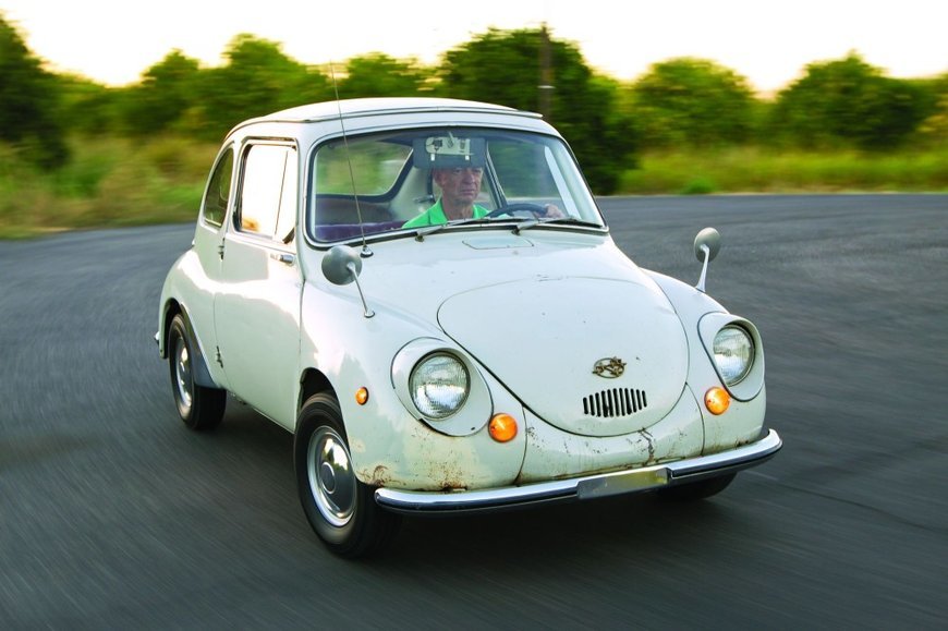 1969 Subaru 360 с водителем 