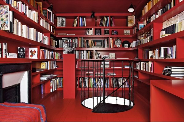 красный книжный шкаф в интерьере фото