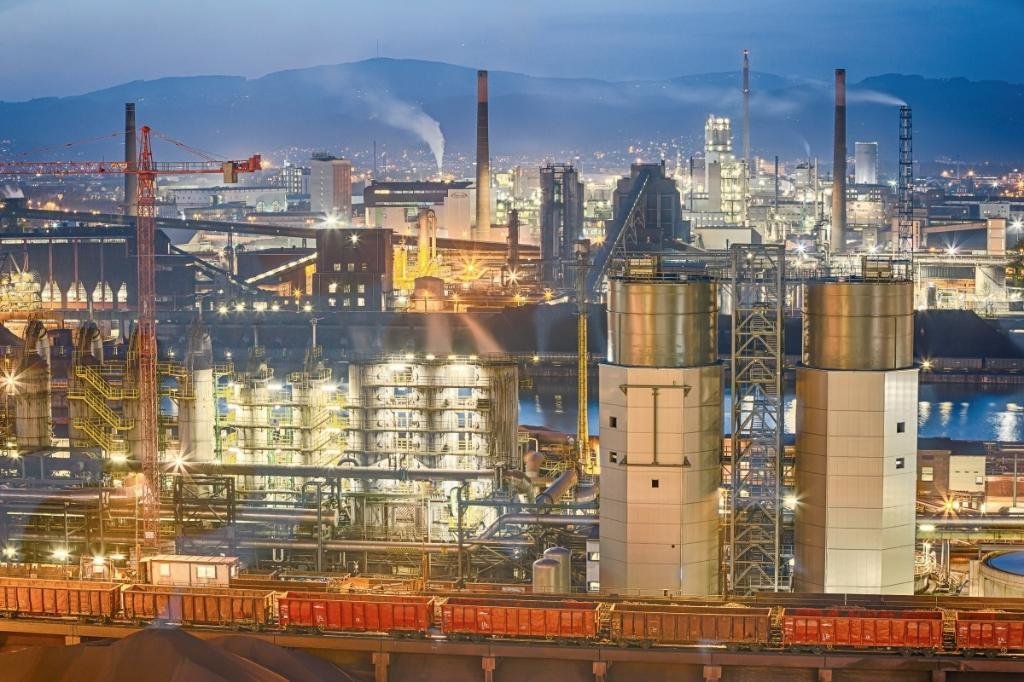 нефтеперерабатывающий завод фото