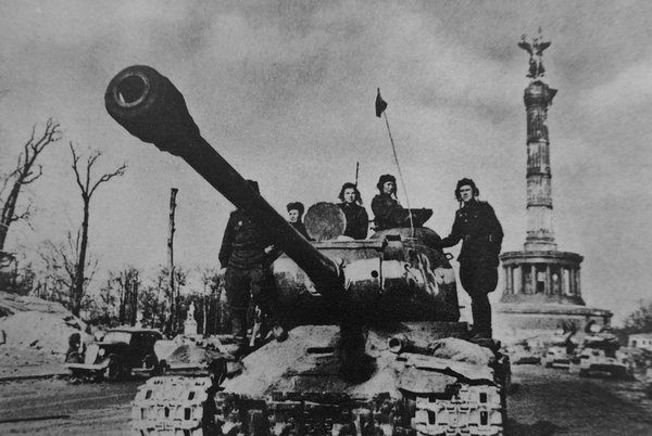 танк ис2 берлин 1945 фото