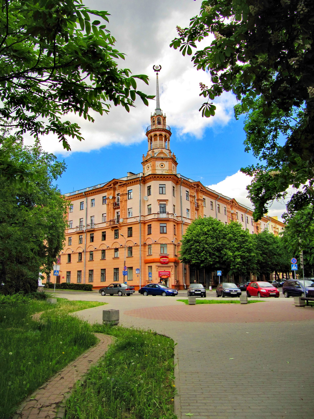 дом под шпилем минск фото