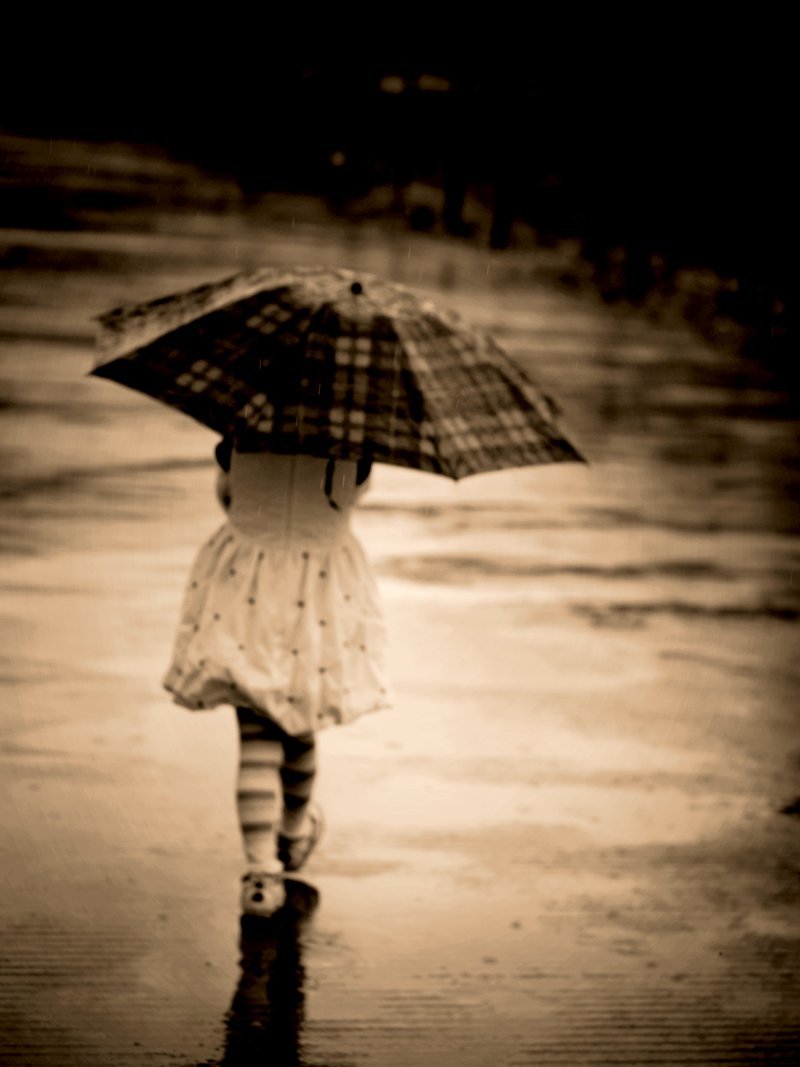 girl in the rain фото