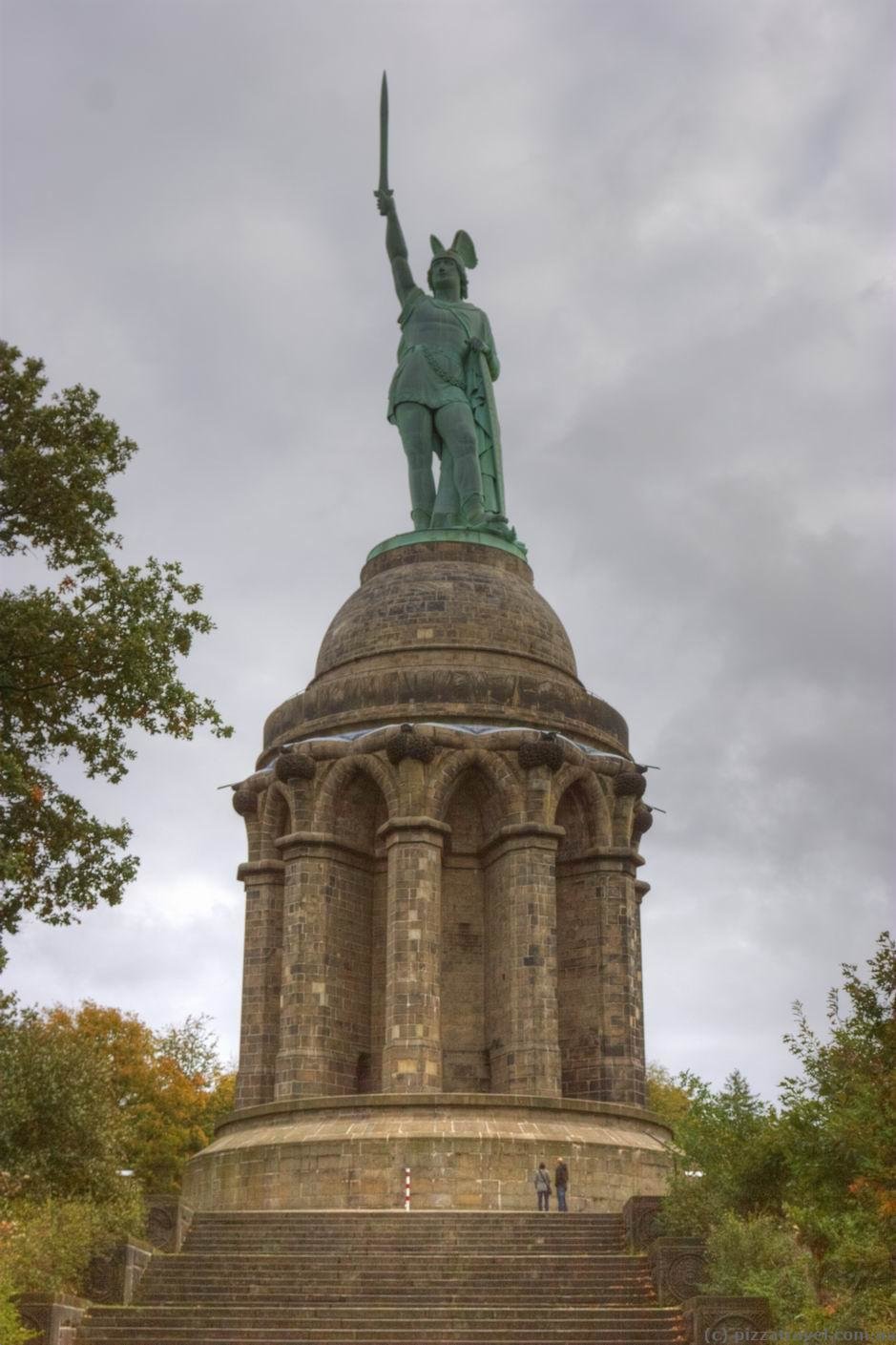 памятник арминию детмольд фото
