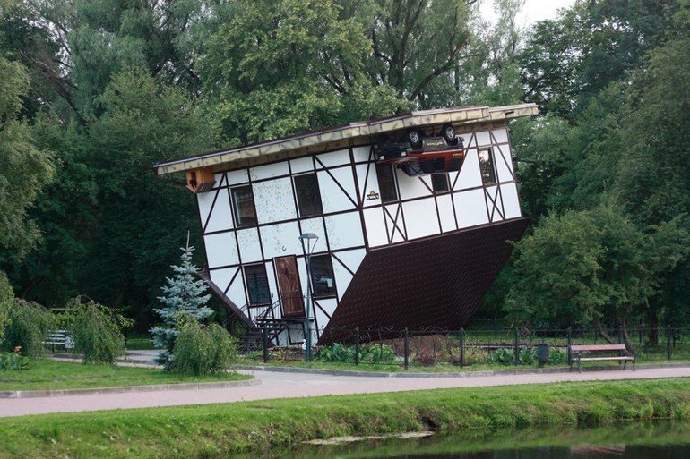 парк юность калининград перевернутый дом фото