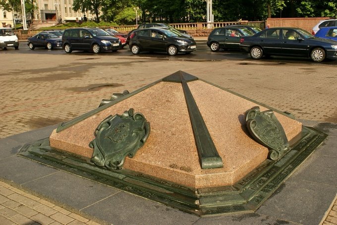 памятник нулевой километр в минске фото