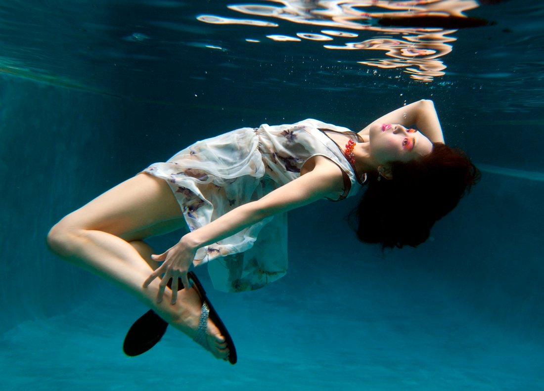 devushka-v-basseyne-pod-vodoy-video