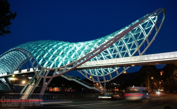 мост мира в тбилиси фото