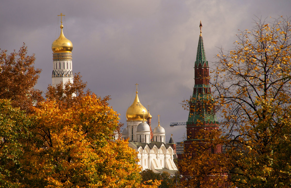москва кремль золотые купола фото