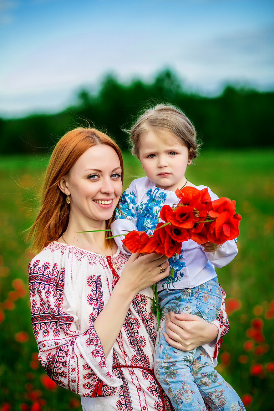 Яркая одежда с национальными мотивами для мамы с дочкой