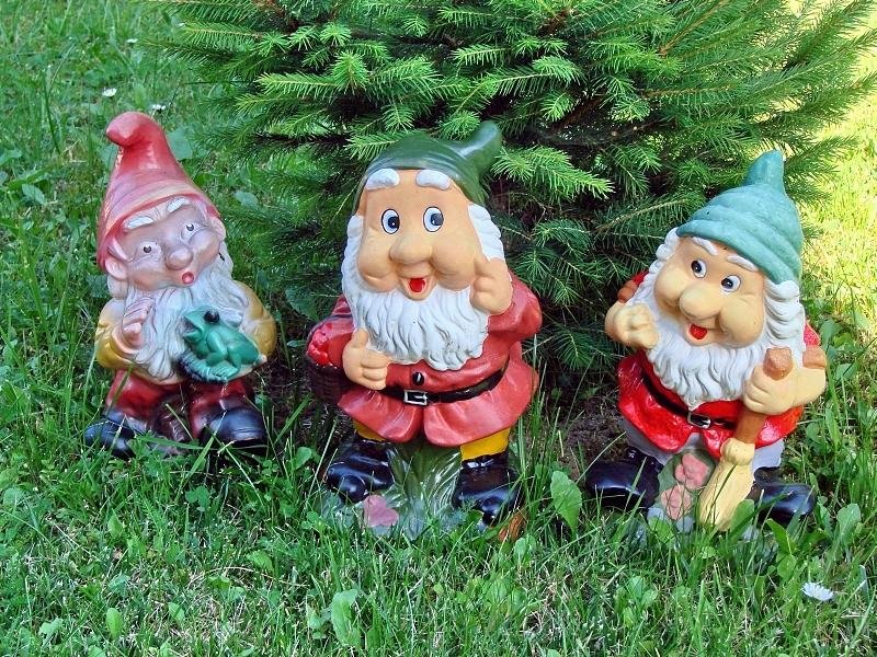 садовые фигурки гномики для дачи фото