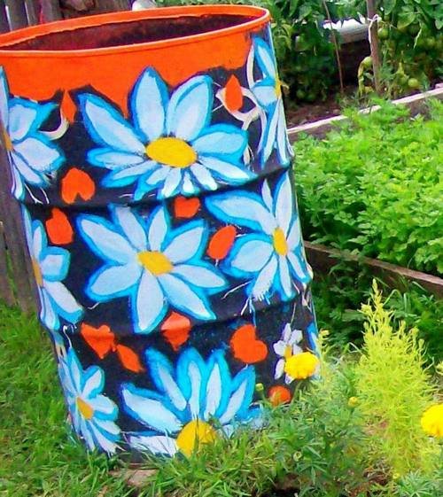 раскрасить бочки на даче фото