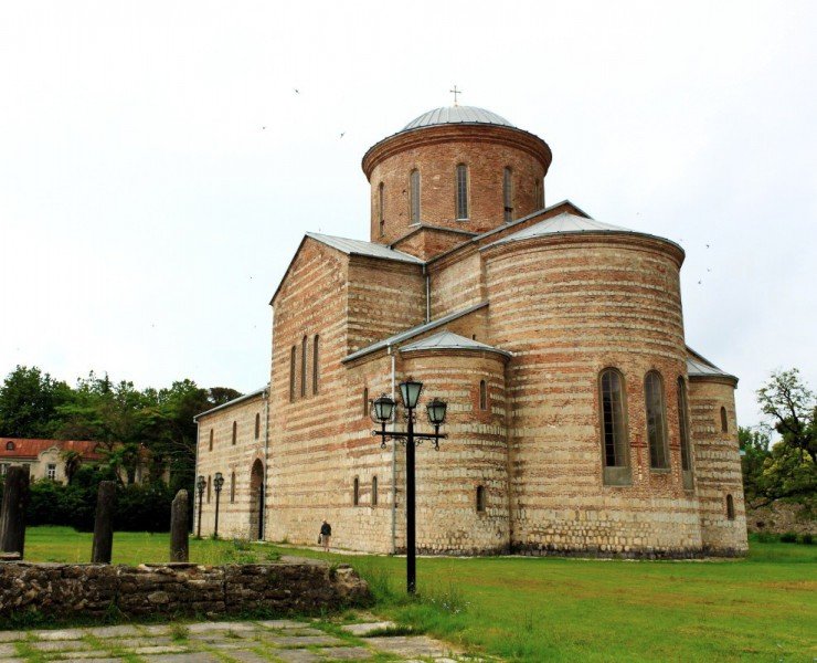 Патриарший собор в Пицунде фото