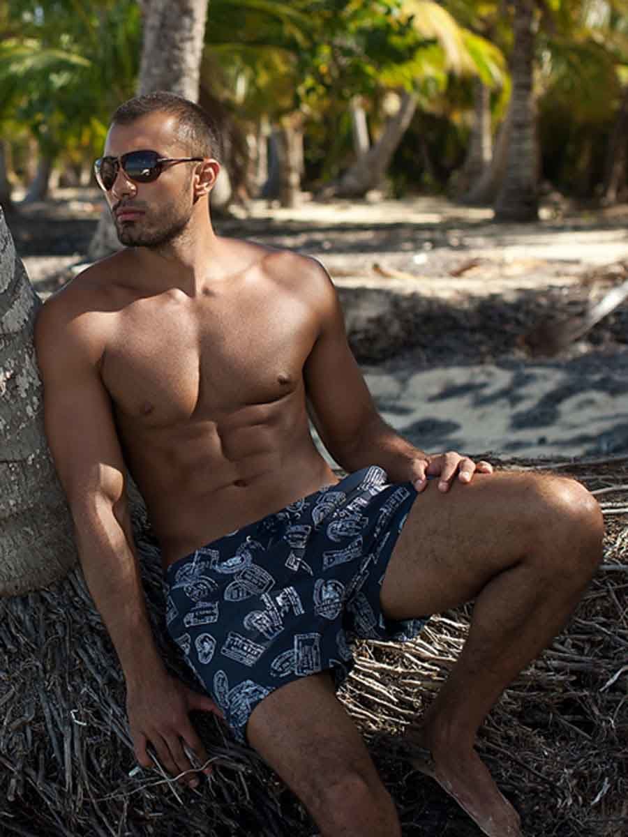 Парень в шортах фото