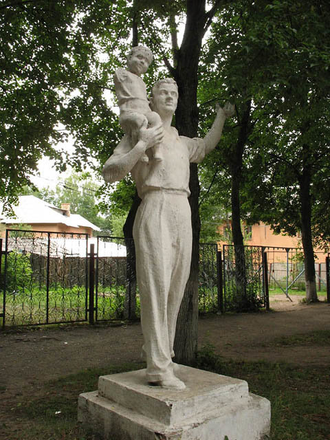 гипсовая статуя отца с сыном г. липки, тульская обл. фото
