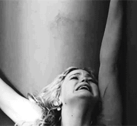 zhestko-pizdi-krichit-i-tryasetsya-ot-orgazma-zadrav