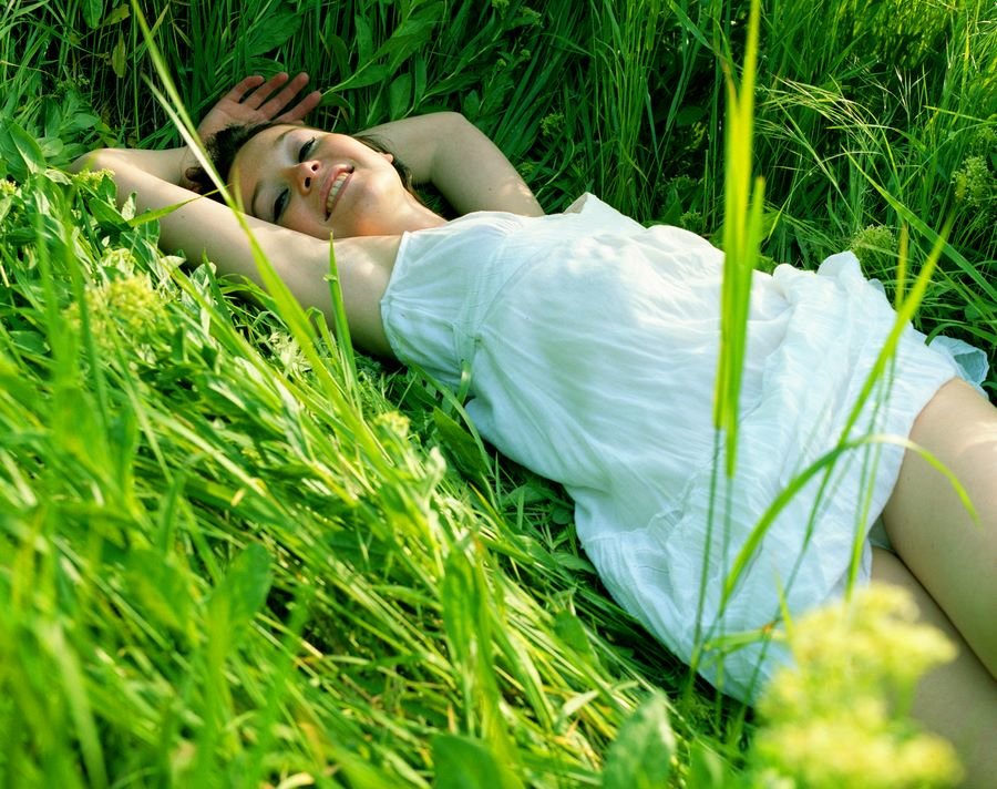 Секс в зеленом саду на траве