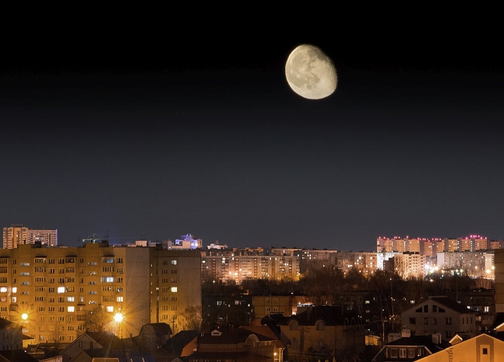 луна над городом фото