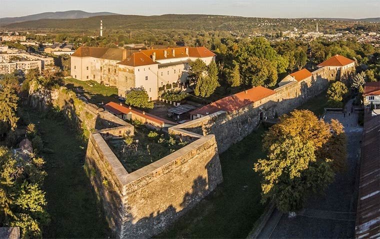 замок паланок в мукачево фото