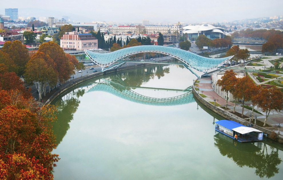 мост мира в тбилиси фото