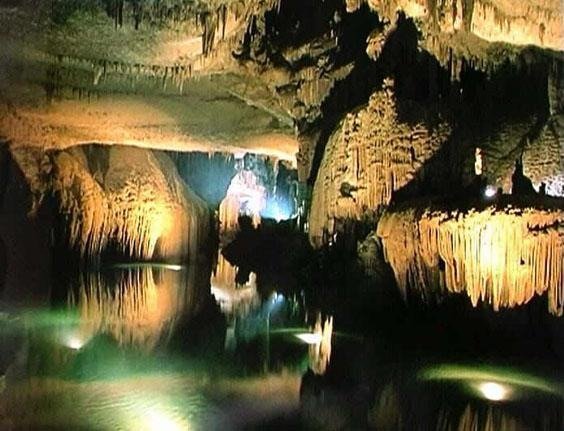 В нижних пещерах Джейта Гротто (Ливан)  течет подземная река, а также есть озеро, которое называется «Темное озеро».