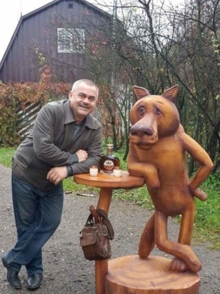 скульптура волка из дерева фото