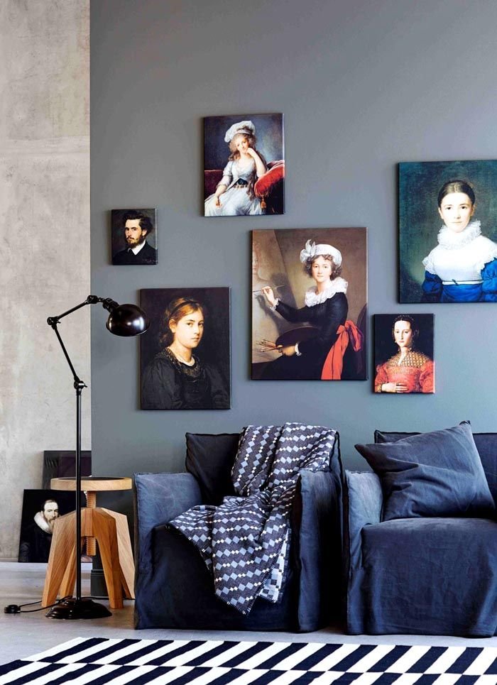 вешает картину на стену фото