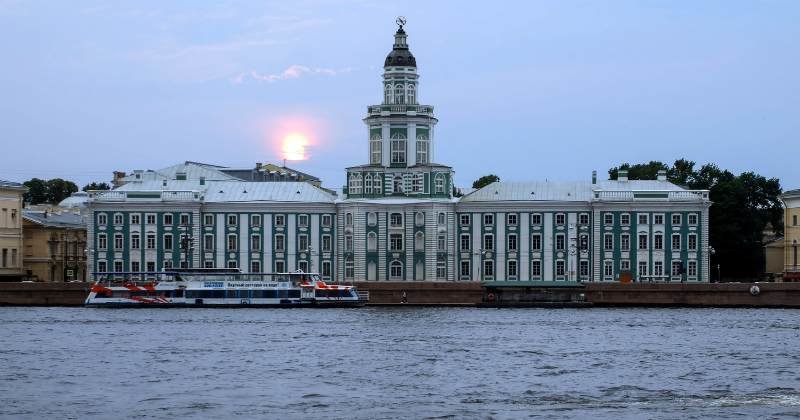 здание кунсткамеры в санкт петербурге фото