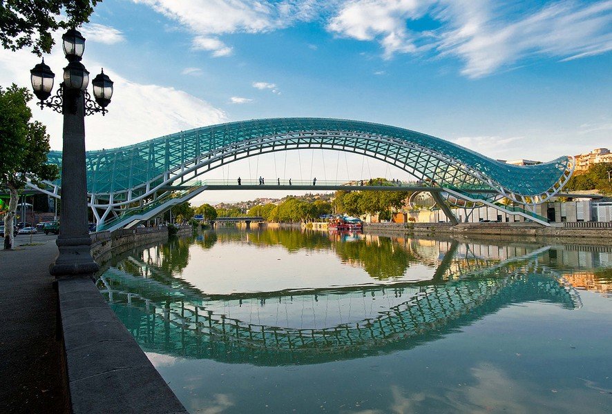 мост мира в тбилиси фото