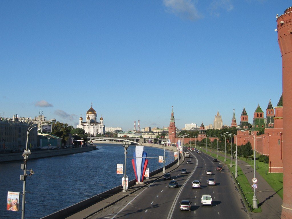 москва кремлёвская набережная фото